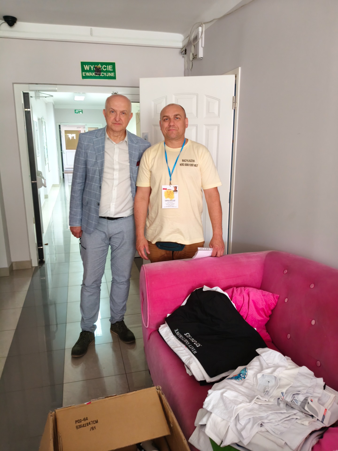 Kolejna partia wsparcia rusza do naszych podopiecznych. Dzięki waszej nieocenionej pomocy na buziach kolejnych dzieciaków pojawi się szeroki uśmiech. Dziękujemy, że jesteście z nami i zmieniacie ich codzienność na lepsze ! Razem możemy więcej.  j 
